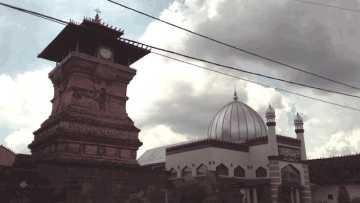 Wisata Religi ke Masjid Menara Kudus dan Makam Sunan Kudus